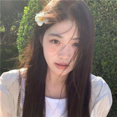 四月，她将到来。封面